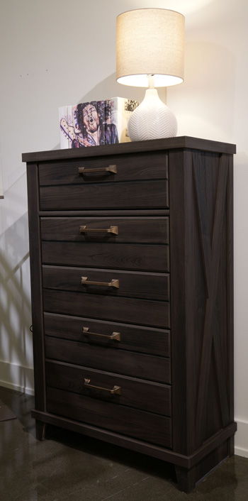 Vonitta Bay - Five Drawer Chest - Dark Brown