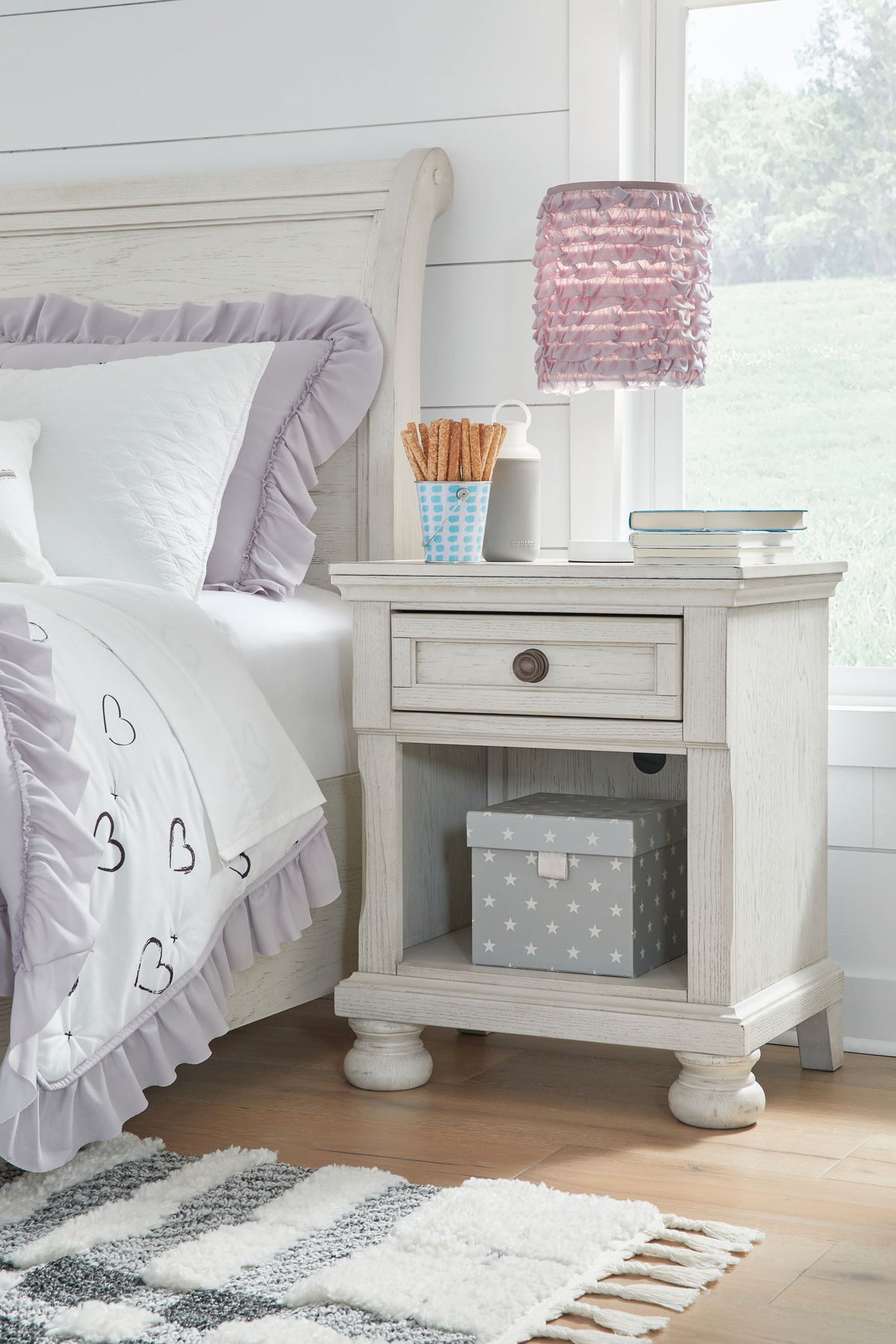 Robbinsdale - One Drawer Night Stand - Antique White
